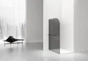 CURVY INLOOPDOUCHE MET HANDDOEKHOUDER - GEBOGEN - MET ANTI-KALKBEHANDELING - OMKEERBAAR - 8MM VEILIGHEIDSGLAS - 120X200CM - MAT ZWART - GRIJS ROOKGLAS